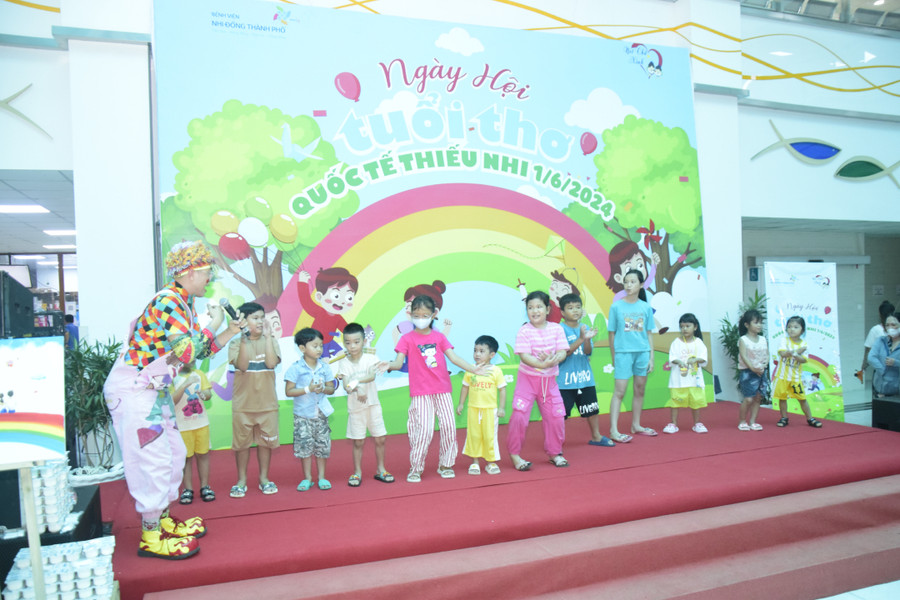 Nhân dịp này, Câu lạc bộ Nét chữ Xinh đã tổ chức chương trình dành cho các bệnh nhi điều trị Nội trú và Ngoại trú tại bệnh viện và các bệnh nhi tại khoa Huyết học Lâm sàng và khoa Thận của Bệnh viện Nhi đồng Thành phố. Nhân dịp này, Câu lạc bộ Nét chữ Xinh đã tổ chức chương trình dành cho các bệnh nhi điều trị Nội trú và Ngoại trú tại bệnh viện và các bệnh nhi tại khoa Huyết học Lâm sàng và khoa Thận của Bệnh viện Nhi đồng Thành phố.