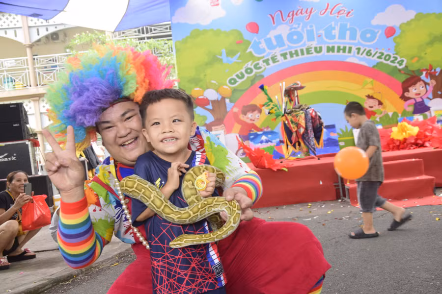 BS.CKII Lê Thị Minh Hồng, Phó giám đốc Bệnh viện Nhi đồng 2 (TPHCM) khẳng định, ngày 1/6 là ngày Quốc tế thiếu nhi, là ngày Tết của các bé nên các bé đáng được hưởng những điều tốt đẹp nhất. Hàng năm bệnh viện đều tổ chức ngày hội cho các bé để giảm bớt phần nào nỗi đau về mặt thể chất cho các bé.