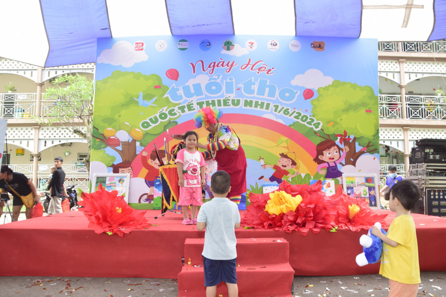 Tại chương trình Ngày hội Tuổi thơ năm nay, Bệnh viện Nhi Đồng 2 đã mang đến 8 gian hàng 0 đồng với nhiều hoạt động như cắt tóc, chụp ảnh lưu niệm, các trò chơi sáng tạo, tổ chức sinh nhật cho các bé có ngày sinh trong tháng 6,... đồng thời đơn vị cũng trao tặng gần 3500 phần quà cho các bệnh nhi Nội trú và Ngoại trú. Tại chương trình Ngày hội Tuổi thơ năm nay, Bệnh viện Nhi Đồng 2 đã mang đến 8 gian hàng 0 đồng với nhiều hoạt động như cắt tóc, chụp ảnh lưu niệm, các trò chơi sáng tạo, tổ chức sinh nhật cho các bé có ngày sinh trong tháng 6,... đồng thời đơn vị cũng trao tặng gần 3500 phần quà cho các bệnh nhi Nội trú và Ngoại trú.