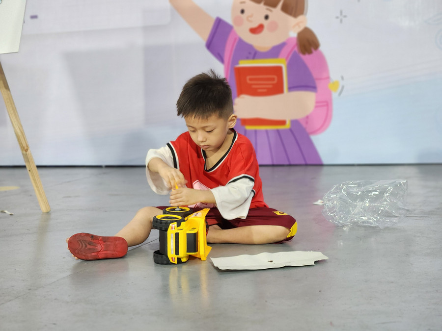 “Chương trình “Chia sẻ yêu thương” nằm trong chuỗi các hoạt động hướng về đối tượng trẻ em có hoàn cảnh khó khăn trên khắp Việt Nam. Dự án không chỉ lan tỏa sự san sẻ yêu thương, giá trị tốt đẹp mà còn giúp mỗi nhân viên tự hào và hạnh phúc hơn khi được chung tay đồng lòng góp sức tạo nên những điều tử tế”, ông Nguyễn Ngọc Thành, Giám đốc Marketing công ty nhựa Duy Tân cho hay. “Chương trình “Chia sẻ yêu thương” nằm trong chuỗi các hoạt động hướng về đối tượng trẻ em có hoàn cảnh khó khăn trên khắp Việt Nam. Dự án không chỉ lan tỏa sự san sẻ yêu thương, giá trị tốt đẹp mà còn giúp mỗi nhân viên tự hào và hạnh phúc hơn khi được chung tay đồng lòng góp sức tạo nên những điều tử tế”, ông Nguyễn Ngọc Thành, Giám đốc Marketing công ty nhựa Duy Tân cho hay.