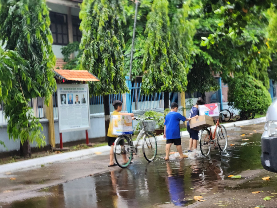 Các em nhỏ đem những món quà về nhà của mình tại Làng trẻ em SOS TPHCM Các em nhỏ đem những món quà về nhà của mình tại Làng trẻ em SOS TPHCM