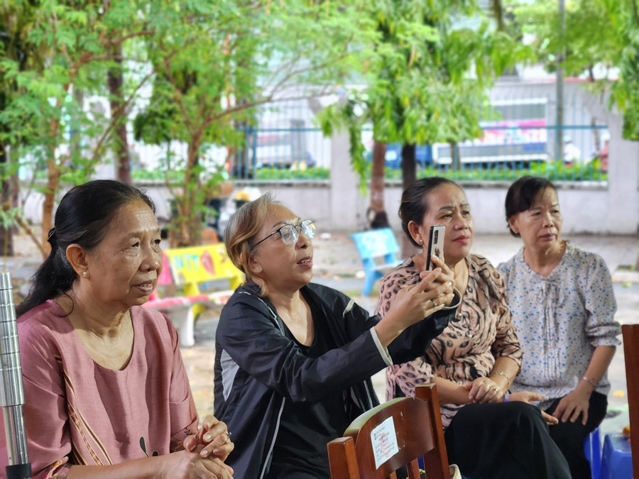 Ông An kể: “La Chí Hùng là trẻ mồ côi từ năm 3 tuổi. Em được các mẹ nuôi dưỡng, chăm sóc cùng các anh chị em tại nhà gia đình. Đến năm 14 tuổi, em ra nhà lưu xá và La Chí Hùng là tấm gương tiêu biểu cho sự nỗ lực, cố gắng không ngừng nghỉ. Đây vẫn là ngôi nhà của Hùng và của tất cả các em lớn lên tại đây. Mỗi khi khó khăn, vấp ngã hay các dịp lễ, tết, các em đều có thể quay về, thăm em, thăm mẹ, thăm gia đình của mình”. Ông An kể: “La Chí Hùng là trẻ mồ côi từ năm 3 tuổi. Em được các mẹ nuôi dưỡng, chăm sóc cùng các anh chị em tại nhà gia đình. Đến năm 14 tuổi, em ra nhà lưu xá và La Chí Hùng là tấm gương tiêu biểu cho sự nỗ lực, cố gắng không ngừng nghỉ. Đây vẫn là ngôi nhà của Hùng và của tất cả các em lớn lên tại đây. Mỗi khi khó khăn, vấp ngã hay các dịp lễ, tết, các em đều có thể quay về, thăm em, thăm mẹ, thăm gia đình của mình”.