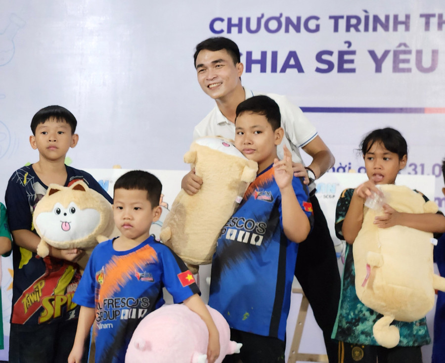 Ngày 31/5, tại Làng trẻ em SOS TPHCM, 190 em đã được tham gia sinh hoạt, chơi trò chơi và nhận quà do Công ty Cổ phần Sản xuất Nhựa Duy Tân tổ chức với chủ đề “Chia sẻ yêu thương”. Ngày 31/5, tại Làng trẻ em SOS TPHCM, 190 em đã được tham gia sinh hoạt, chơi trò chơi và nhận quà do Công ty Cổ phần Sản xuất Nhựa Duy Tân tổ chức với chủ đề “Chia sẻ yêu thương”.