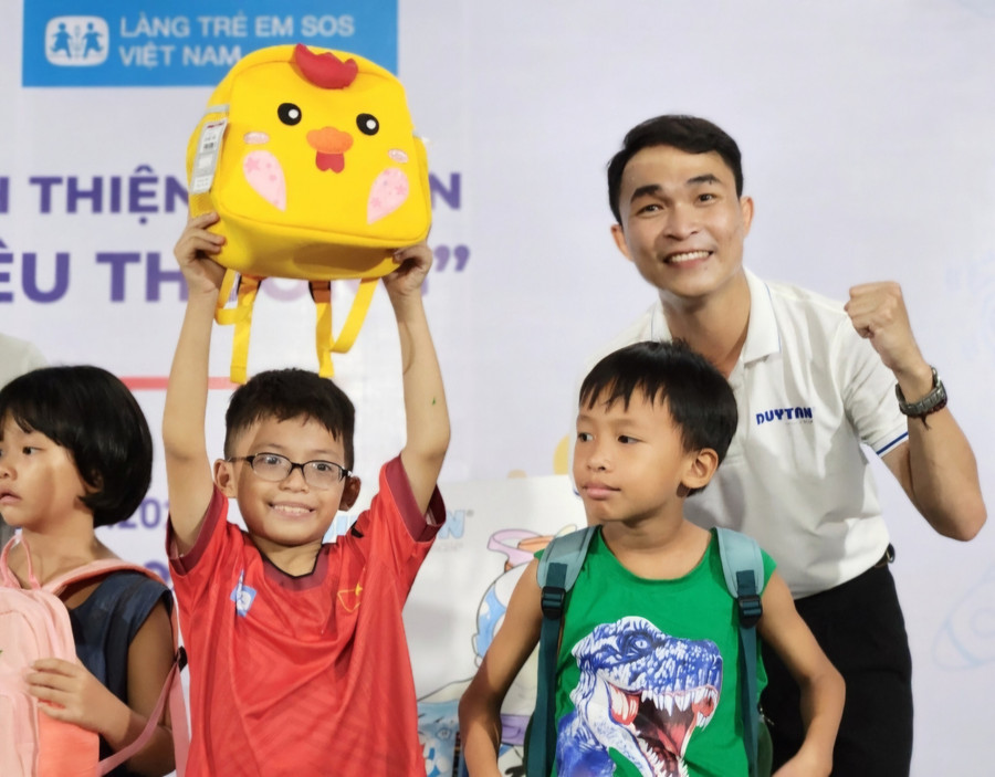 Khi được hỏi về ngôi nhà làng trẻ SOS, La Chí Hùng không giấu nổi sự xúc động của mình. Hùng chia sẻ, không ai chọn được nơi mình sinh ra, nhưng sống như thế nào là do mình quyết định. Mặc dù công việc của Hùng khá bận, nhưng Hùng vẫn luôn dành thời gian về làng. Đặc biệt, đối với các tổ chức muốn đến thăm Làng, Hùng thường sẽ là người dẫn chương trình cho các hoạt động đó. Khi được hỏi về ngôi nhà làng trẻ SOS, La Chí Hùng không giấu nổi sự xúc động của mình. Hùng chia sẻ, không ai chọn được nơi mình sinh ra, nhưng sống như thế nào là do mình quyết định. Mặc dù công việc của Hùng khá bận, nhưng Hùng vẫn luôn dành thời gian về làng. Đặc biệt, đối với các tổ chức muốn đến thăm Làng, Hùng thường sẽ là người dẫn chương trình cho các hoạt động đó.