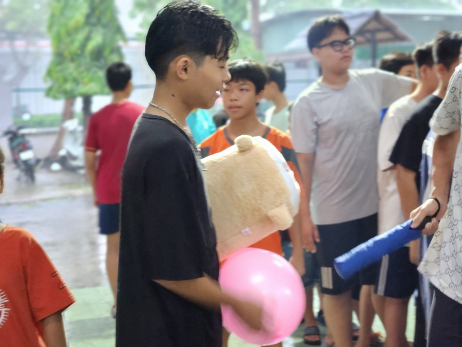 “Ngoài chơi, tụi em còn được những phần quà hấp dẫn và thiết thực. Hôm nay em được tặng cặp, em sẽ sử dụng để đựng đồ dùng học tập”, Sang chia sẻ. “Ngoài chơi, tụi em còn được những phần quà hấp dẫn và thiết thực. Hôm nay em được tặng cặp, em sẽ sử dụng để đựng đồ dùng học tập”, Sang chia sẻ.