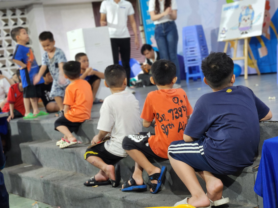 Ông Nguyễn Văn An – Phó Giám đốc Làng trẻ em SOS TPHCM cho biết, hiện nơi đây đang nuôi dưỡng và chăm sóc 190 trẻ em tại 16 ngôi nhà gia đình và 1 nhà lưu xá thanh niên. Ông Nguyễn Văn An – Phó Giám đốc Làng trẻ em SOS TPHCM cho biết, hiện nơi đây đang nuôi dưỡng và chăm sóc 190 trẻ em tại 16 ngôi nhà gia đình và 1 nhà lưu xá thanh niên.