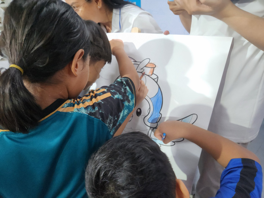 Ngoài những phần quà ý nghĩa góp phần động viên tinh thần cho các em, hơn 100 em nhỏ đã có những phút giây hào hứng và sôi nổi khi tham gia các trò chơi: tô màu mascot én, vận chuyển bóng bay, dắt bóng vượt chướng ngại vật, ghế âm nhạc và đánh Golf. Ngoài những phần quà ý nghĩa góp phần động viên tinh thần cho các em, hơn 100 em nhỏ đã có những phút giây hào hứng và sôi nổi khi tham gia các trò chơi: tô màu mascot én, vận chuyển bóng bay, dắt bóng vượt chướng ngại vật, ghế âm nhạc và đánh Golf.