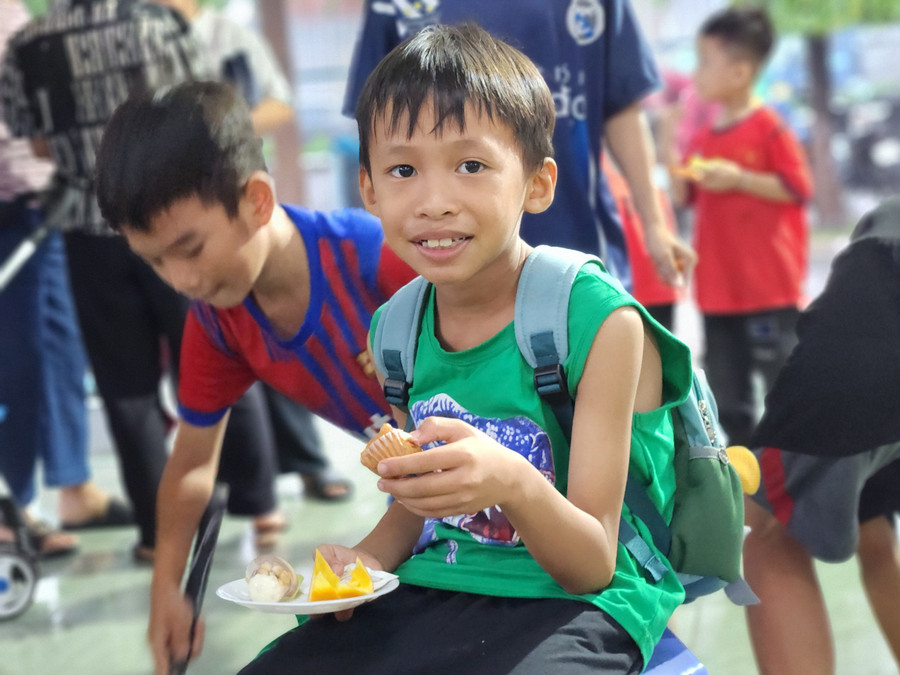 Có mặt từ rất sớm cùng các bạn, Nguyễn Hoàng Sang – học sinh lớp 3 cho rằng, mỗi lần có các đoàn đến thăm, chúng em rất vui vì được ăn bánh kẹo, trái cây, được vui chơi. Có mặt từ rất sớm cùng các bạn, Nguyễn Hoàng Sang – học sinh lớp 3 cho rằng, mỗi lần có các đoàn đến thăm, chúng em rất vui vì được ăn bánh kẹo, trái cây, được vui chơi.