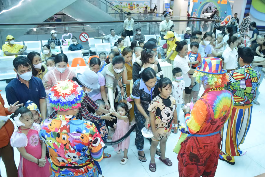 Tiếp sau đó, tại Bệnh viện Nhi đồng Thành phố (TPHCM) và Bệnh viện Nhi đồng 2 (TPHCM) cũng diễn ra nhiều hoạt động ý nghĩa chào mừng ngày Quốc tế Thiếu Nhi 1/6 với chủ đề “Ngày hội tuổi thơ”.