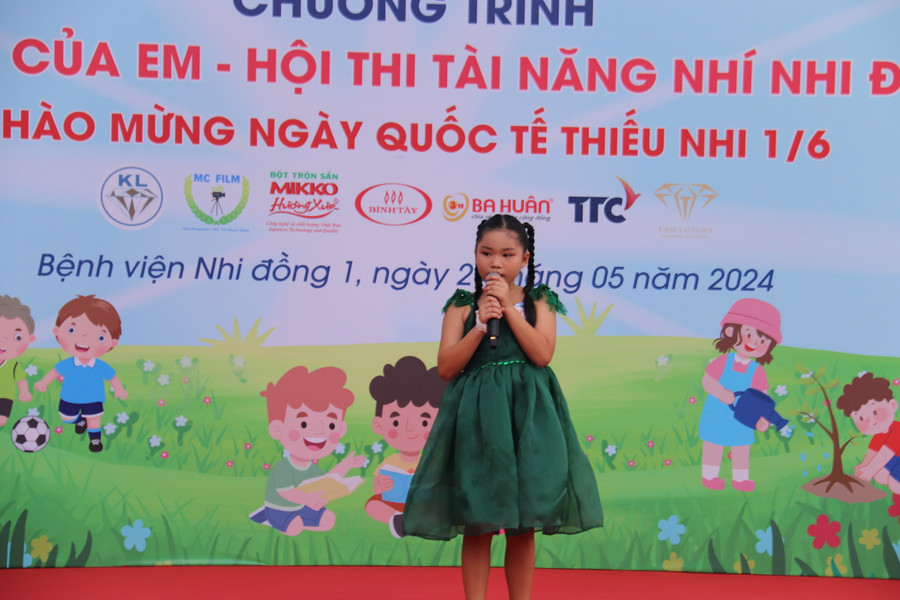 Dự định đăng ký thi kể chuyện về Bác Hồ nhưng thấy nhiều bạn đã đăng ký, Lê Quỳnh Thùy Trâm (10 tuổi) – đang điều trị tại khoa Tiêu hóa, quyết định đăng ký thi hát. Dự định đăng ký thi kể chuyện về Bác Hồ nhưng thấy nhiều bạn đã đăng ký, Lê Quỳnh Thùy Trâm (10 tuổi) – đang điều trị tại khoa Tiêu hóa, quyết định đăng ký thi hát.