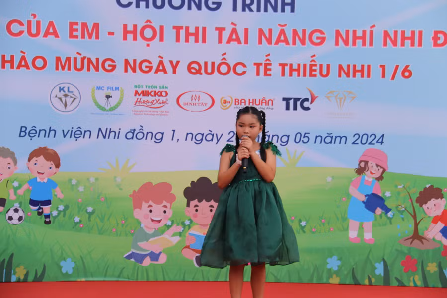 Dự định đăng ký thi kể chuyện về Bác Hồ nhưng thấy nhiều bạn đã đăng ký, Lê Quỳnh Thùy Trâm (10 tuổi) – đang điều trị tại khoa Tiêu hóa, quyết định đăng ký thi hát.