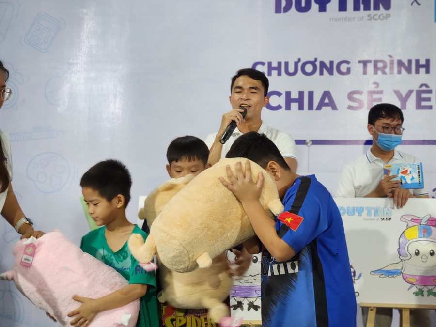 Ông An rất tự hào khi kể về các em lớn lên tại gia đình Làng trẻ em SOS, có em đã là tiến sĩ và định cư ở Úc, có em khác đang làm luận án thạc sĩ tại Đức, hay em La Chí Hùng, một người con được nuôi dưỡng từ năm 3 tuổi và bây giờ em đã rất thành công. Ông An rất tự hào khi kể về các em lớn lên tại gia đình Làng trẻ em SOS, có em đã là tiến sĩ và định cư ở Úc, có em khác đang làm luận án thạc sĩ tại Đức, hay em La Chí Hùng, một người con được nuôi dưỡng từ năm 3 tuổi và bây giờ em đã rất thành công.