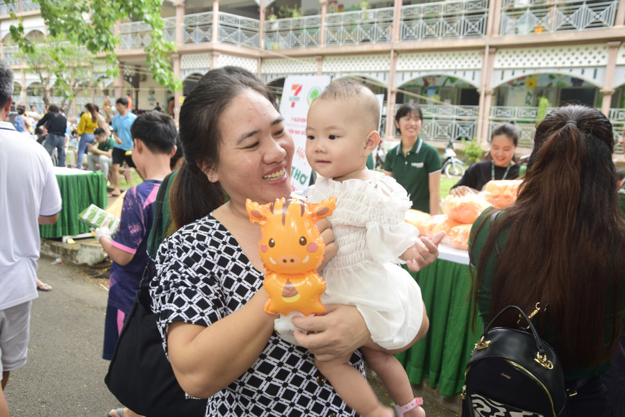 “Ngoài việc điều trị, Bệnh viện Nhi đồng 2 luôn cố gắng tạo môi trường tốt nhất và thân thiện như chính ngôi nhà của các bé để nâng đỡ tinh thần của các bé. Dường như mọi áp lực, mọi khó khăn của đội ngũ y bác sĩ bệnh viện đều tan biến khi có thể mang lại cho các cháu niềm vui, tiếng cười”, BS Hồng chia sẻ. “Ngoài việc điều trị, Bệnh viện Nhi đồng 2 luôn cố gắng tạo môi trường tốt nhất và thân thiện như chính ngôi nhà của các bé để nâng đỡ tinh thần của các bé. Dường như mọi áp lực, mọi khó khăn của đội ngũ y bác sĩ bệnh viện đều tan biến khi có thể mang lại cho các cháu niềm vui, tiếng cười”, BS Hồng chia sẻ.