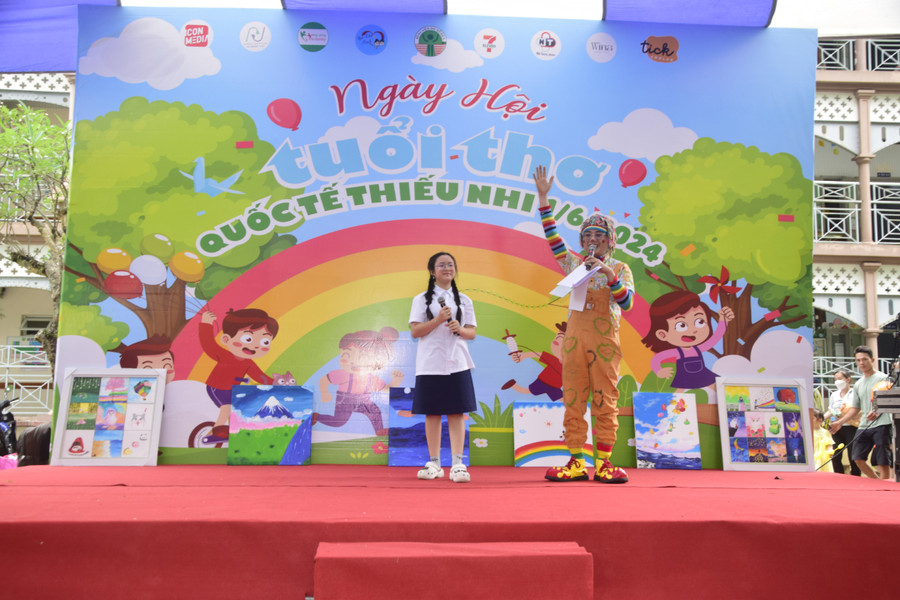 Theo bà Mai, ngoài các hoạt động MC hoạt náo, chú hề tạo hình bong bóng, ảo thuật, văn nghệ do các ca sĩ nhí, diễn viên, nghệ sĩ biểu diễn, đợt này câu lạc hỗ trợ kinh phí cho 10 – 20 bệnh nhi có hoàn cảnh đặc biệt; trao tặng 5 bộ tóc giả làm bằng tóc thật cho các bệnh nhi ung thư tại khoa Huyết học Lâm sàng. Theo bà Mai, ngoài các hoạt động MC hoạt náo, chú hề tạo hình bong bóng, ảo thuật, văn nghệ do các ca sĩ nhí, diễn viên, nghệ sĩ biểu diễn, đợt này câu lạc hỗ trợ kinh phí cho 10 – 20 bệnh nhi có hoàn cảnh đặc biệt; trao tặng 5 bộ tóc giả làm bằng tóc thật cho các bệnh nhi ung thư tại khoa Huyết học Lâm sàng.