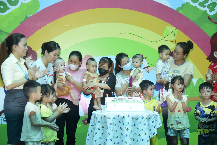 “Chúng tôi cũng tổ chức sinh nhật, tặng quà riêng cho các bé có sinh nhật tháng 5, tháng 5 của hai khoa Huyết học Lâm sàng và khoa Thận; đồng thời tất cả các em đang điều trị Nội trú và Ngoại trú tại bệnh viện đều sẽ dành được những món quà nhân ngày Quốc tế thiếu nhi 1/6”, bà Mai chia sẻ. “Chúng tôi cũng tổ chức sinh nhật, tặng quà riêng cho các bé có sinh nhật tháng 5, tháng 5 của hai khoa Huyết học Lâm sàng và khoa Thận; đồng thời tất cả các em đang điều trị Nội trú và Ngoại trú tại bệnh viện đều sẽ dành được những món quà nhân ngày Quốc tế thiếu nhi 1/6”, bà Mai chia sẻ.