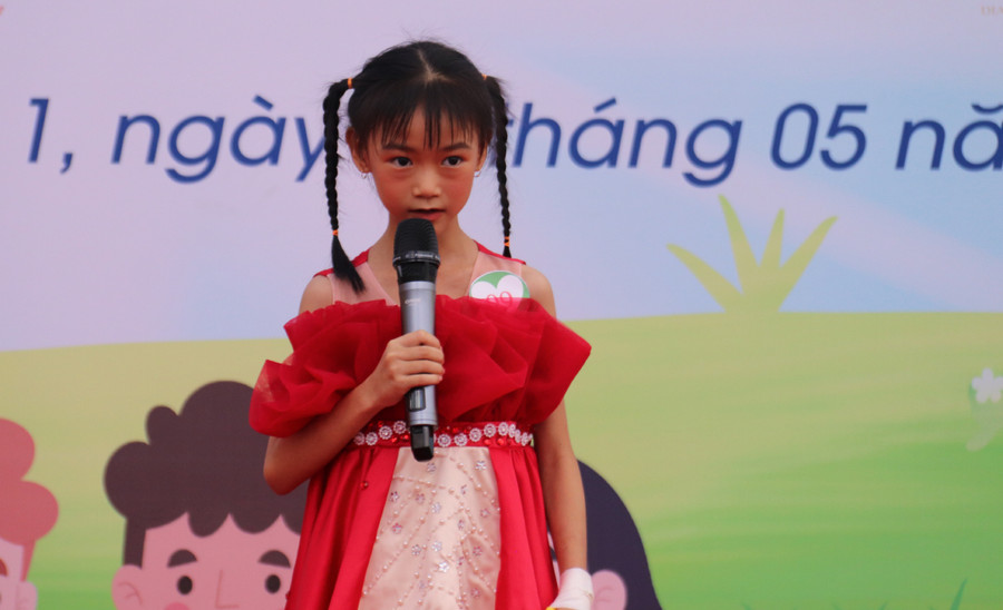 PGS.TS.BS Nguyễn Thanh Hùng – Giám đốc Bệnh viện Nhi đồng 1 cho biết, làm theo lời dạy của Bác Hồ, với mong muốn đem đến cho tất cả các cháu bệnh nhi đang điều trị tại bệnh viện có thể hòa chung không khí vui tươi, phấn khởi của tết thiếu nhi trong cả nước, bệnh viện đã phối hợp cùng với các nhà hảo tâm tổ chức ngày hội với những sân chơi bổ ích, an toàn, lành mạnh. PGS.TS.BS Nguyễn Thanh Hùng – Giám đốc Bệnh viện Nhi đồng 1 cho biết, làm theo lời dạy của Bác Hồ, với mong muốn đem đến cho tất cả các cháu bệnh nhi đang điều trị tại bệnh viện có thể hòa chung không khí vui tươi, phấn khởi của tết thiếu nhi trong cả nước, bệnh viện đã phối hợp cùng với các nhà hảo tâm tổ chức ngày hội với những sân chơi bổ ích, an toàn, lành mạnh.