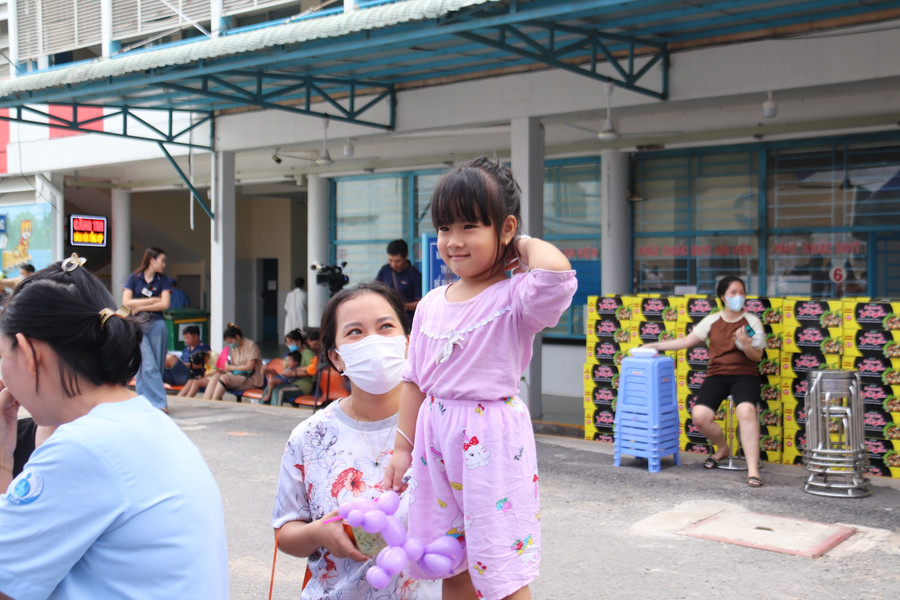 “Dịp này, bệnh viện tổ chức chương trình vui Tết thiếu nhi cho các bé thi tài giúp cho các con vui vẻ hơn, xóa tan đi phần nào nỗi đau bệnh tật. Đây cũng là cơ hội cho các bé đam mê nghệ thuật được thể hiện tài năng”, chị Nhi nói. “Dịp này, bệnh viện tổ chức chương trình vui Tết thiếu nhi cho các bé thi tài giúp cho các con vui vẻ hơn, xóa tan đi phần nào nỗi đau bệnh tật. Đây cũng là cơ hội cho các bé đam mê nghệ thuật được thể hiện tài năng”, chị Nhi nói.
