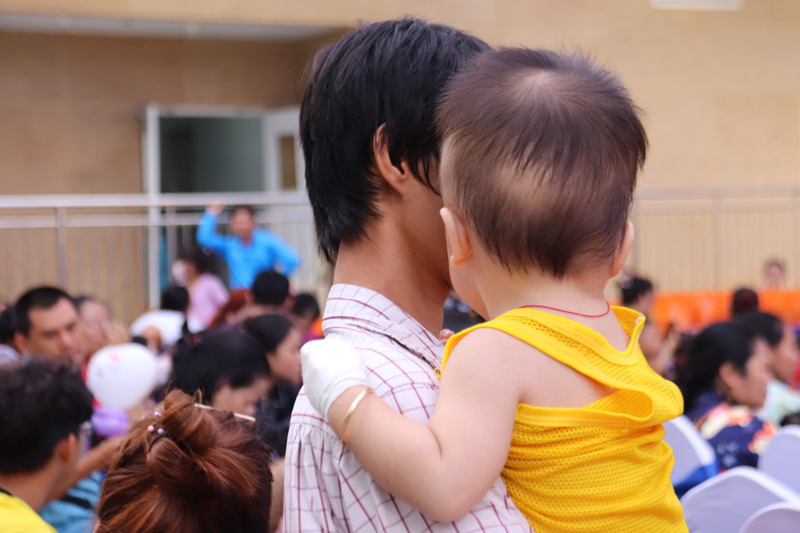 "Ngoài ra, chương trình còn có các hoạt động hấp dẫn như chú hề bong bóng, xiếc ảo thuật, văn nghệ, múa lân cùng các trò chơi dân gian. Chương trình đã đem lại tiếng cười cho hơn 1.400 bệnh nhi và thân nhân đang điều trị bệnh viện. Hy vọng qua hoạt động này, các em sẽ cảm thấy vui vẻ, thoải mái và tích cực trong điều trị để sớm khỏe mạnh, trở về với gia đình”, BS Hùng mong muốn. "Ngoài ra, chương trình còn có các hoạt động hấp dẫn như chú hề bong bóng, xiếc ảo thuật, văn nghệ, múa lân cùng các trò chơi dân gian. Chương trình đã đem lại tiếng cười cho hơn 1.400 bệnh nhi và thân nhân đang điều trị bệnh viện. Hy vọng qua hoạt động này, các em sẽ cảm thấy vui vẻ, thoải mái và tích cực trong điều trị để sớm khỏe mạnh, trở về với gia đình”, BS Hùng mong muốn.