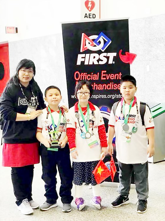 Cô Nguyễn Thị Kim Hương và học sinh Trường Tiểu học Lạc Long Quân. Ảnh: SGGP