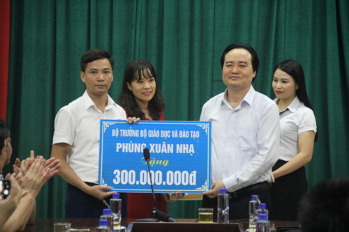 Bộ trưởng Phùng Xuân Nhạ đã trao tặng 300 triệu đồng và nhiều sách vở, đồ dùng học tập cho các trường học chịu thiệt hại do mưa lũ tại huyện Mai Sơn Bộ trưởng Phùng Xuân Nhạ đã trao tặng 300 triệu đồng và nhiều sách vở, đồ dùng học tập cho các trường học chịu thiệt hại do mưa lũ tại huyện Mai Sơn