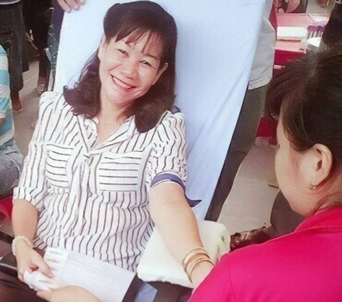 Cô Vân xem việc hiến máu tình nguyện là cơ hội cho mình giúp đỡ người khác. Ảnh: Báo Thanh niên