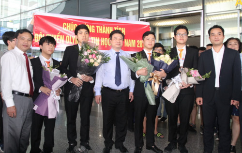 Thứ trưởng Bộ GD&ĐT Nguyễn Hữu Độ đón đoàn thí sinh tham dự kỳ thi Olympic Tin học quốc tế trở về từ Nhật Bản