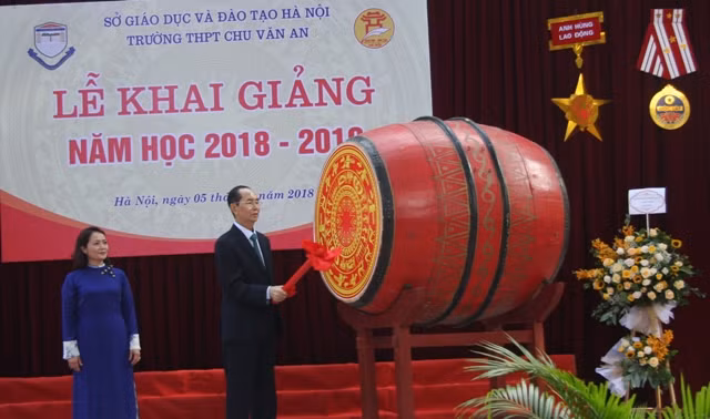 Chủ tịch nước Trần Đại Quang đánh trống khai giảng năm học mới 2018-2019 tại Trường THPT Chu Văn An