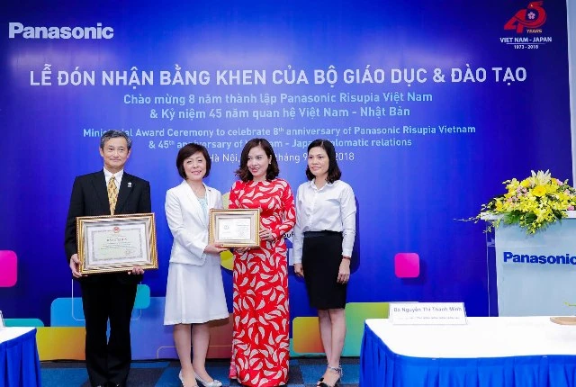  Ông Kazuhiro Matsushita – Tổng Giám đốc công ty TNHH Panasonic Việt Nam và bà Yoshiko Hamazaki nhận bằng khen của Bộ trưởng Bộ GD&ĐT và Kỷ niệm chương vì sự nghiệp giáo dục