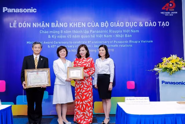  Ông Kazuhiro Matsushita – Tổng Giám đốc công ty TNHH Panasonic Việt Nam và bà Yoshiko Hamazaki nhận bằng khen của Bộ trưởng Bộ GD&ĐT và Kỷ niệm chương vì sự nghiệp giáo dục