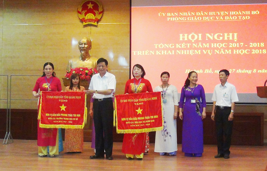 Cô Đoàn Hồng Hà (đầu tiên từ trái sang) nhận Cờ thi đua của UBND tỉnh trong Hội nghị Tổng kết năm học 2017 - 2018