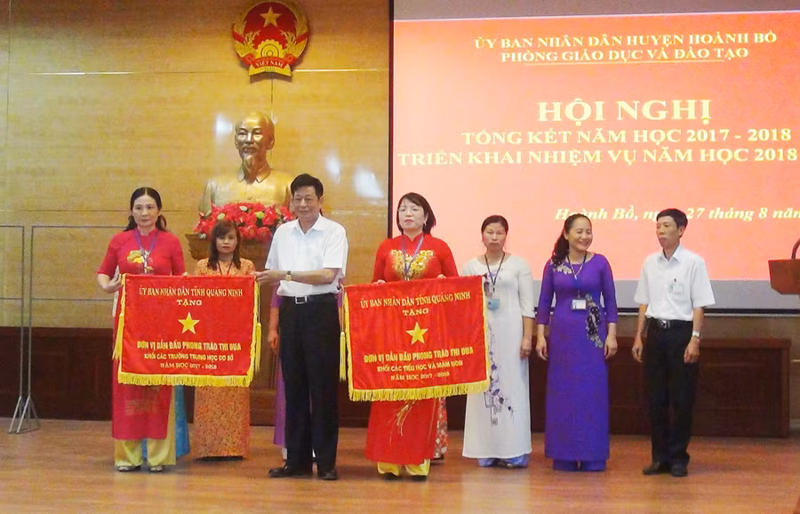 Cô Đoàn Hồng Hà (đầu tiên từ trái sang) nhận Cờ thi đua của UBND tỉnh trong Hội nghị Tổng kết năm học 2017 - 2018