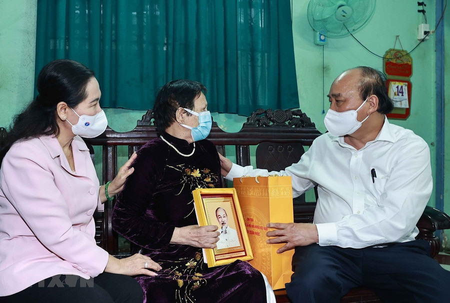 Chủ tịch nước Nguyễn Xuân Phúc tới thăm, tặng quà Mẹ Việt Nam Anh hùng Nguyễn Thị Xây, ở xã Tân Hiệp, huyện Hóc Môn. (Ảnh: Thống Nhất/TTXVN) Chủ tịch nước Nguyễn Xuân Phúc tới thăm, tặng quà Mẹ Việt Nam Anh hùng Nguyễn Thị Xây, ở xã Tân Hiệp, huyện Hóc Môn. (Ảnh: Thống Nhất/TTXVN)