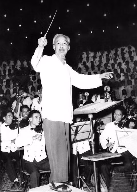 Chủ tịch Hồ Chí Minh bắt nhịp bài hát Kết đoàn tại dạ hội của thanh niên thủ đô Hà Nội chào mừng thành công Đại hội lần thứ III Đảng Lao động Việt Nam và Quốc khánh nước Việt Nam Dân chủ Cộng hòa (tháng 9-1960)