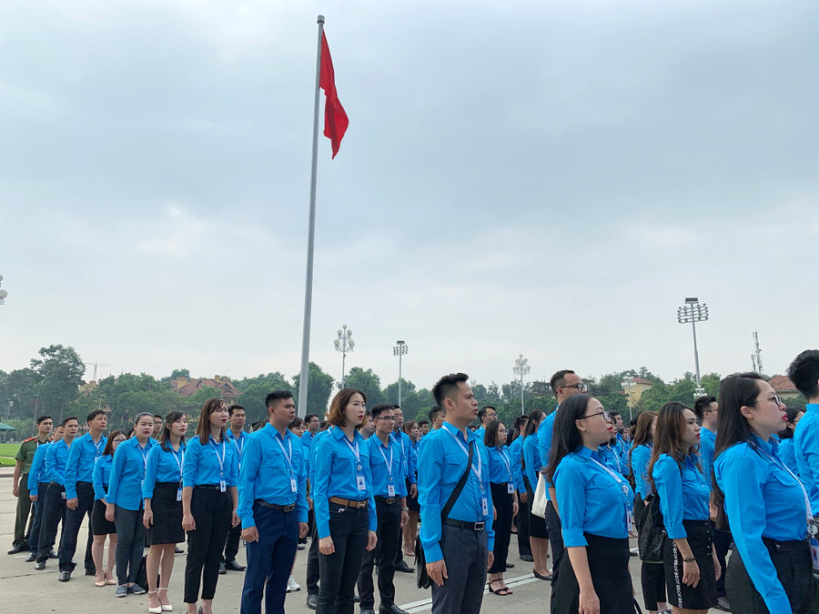 Đoàn Đại biểu Thanh niên dự lễ chào cờ trước khi vào Lăng viếng Bác Đoàn Đại biểu Thanh niên dự lễ chào cờ trước khi vào Lăng viếng Bác