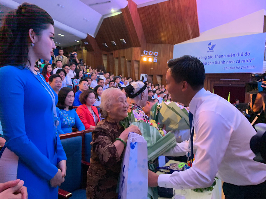 Lãnh đạo Thành đoàn Hà Nội tặng quà các đại biểu tham dự Đại hội Lãnh đạo Thành đoàn Hà Nội tặng quà các đại biểu tham dự Đại hội