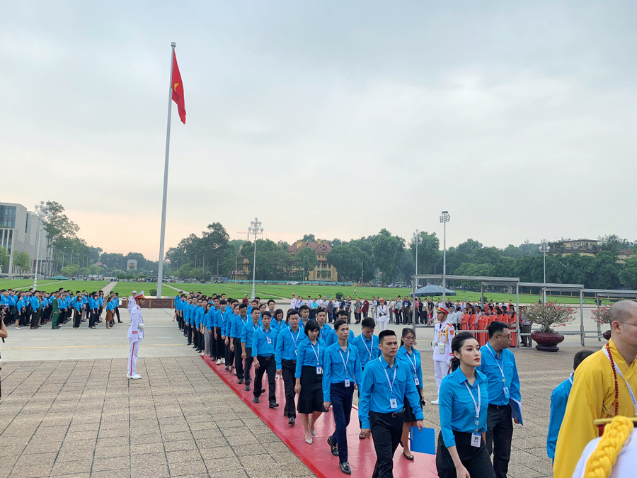 Đoàn Đại biểu Thanh niên vào Lăng viếng Bác Đoàn Đại biểu Thanh niên vào Lăng viếng Bác