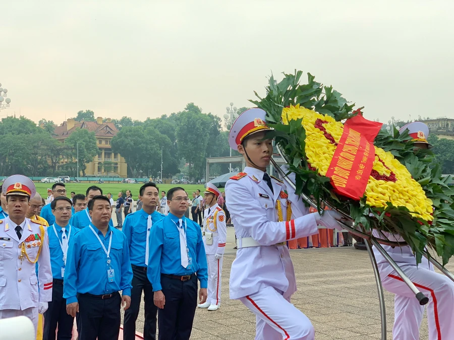 Đoàn đại biểu Thanh niên báo công và vào Lăng viếng Bác