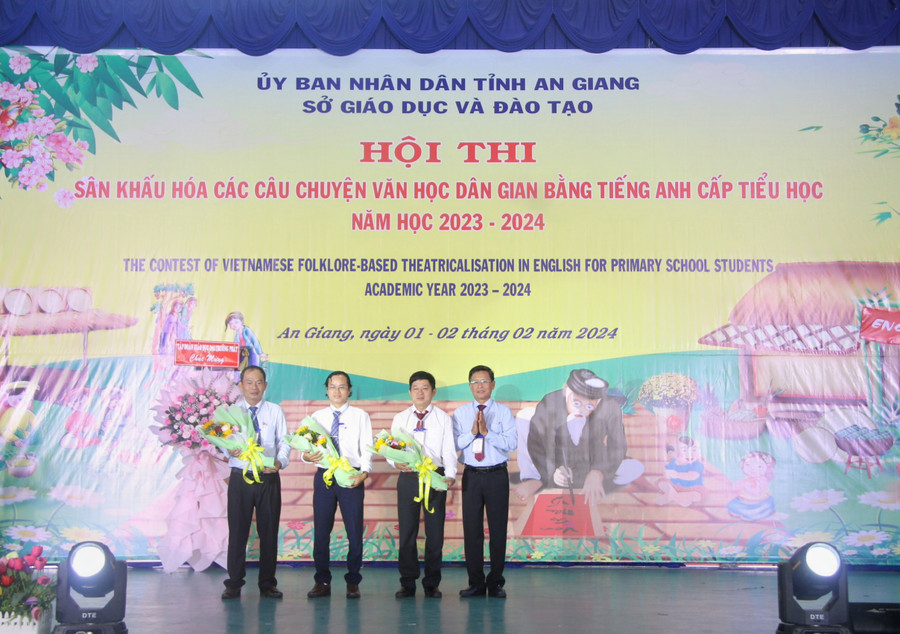 Ông Võ Văn Quới - Trưởng phòng GDMN-GDTH Sở GD&amp;ĐT An Giang tặng hoa cảm ơn Ban giám khảo hội thi.