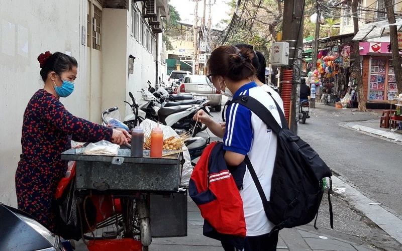 Nâng cao nhận thức cho học sinh về tác hại sử dụng đồ ăn vặt bán trôi nổi quanh cổng trường.