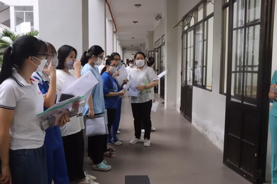 Thí sinh đợi gọi theo danh sách vào phòng thi