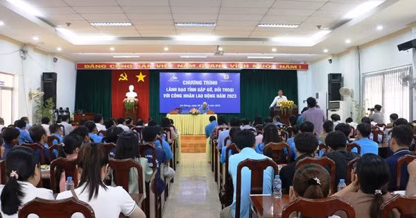 Lãnh đạo tỉnh An Giang gặp gỡ, đối thoại với công nhân.