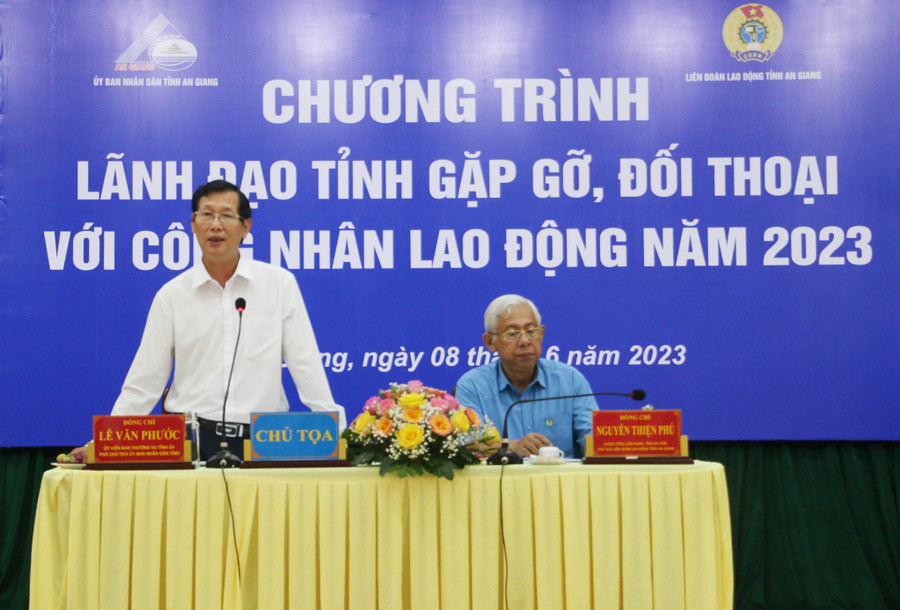 Lãnh đạo tỉnh An Giang trao đổi và giải đáp các kiến nghị của công nhân lao động.