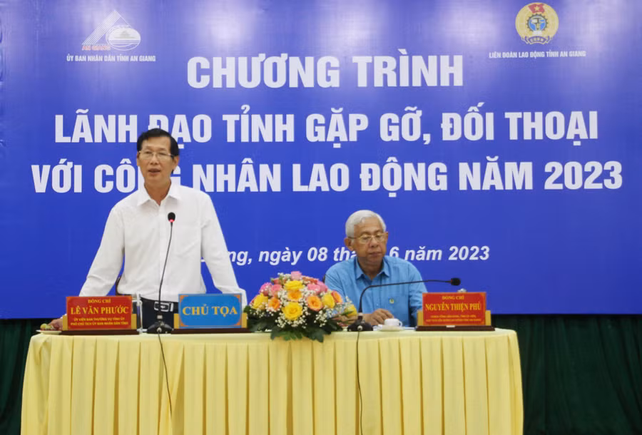 Lãnh đạo tỉnh An Giang trao đổi và giải đáp các kiến nghị của công nhân lao động.