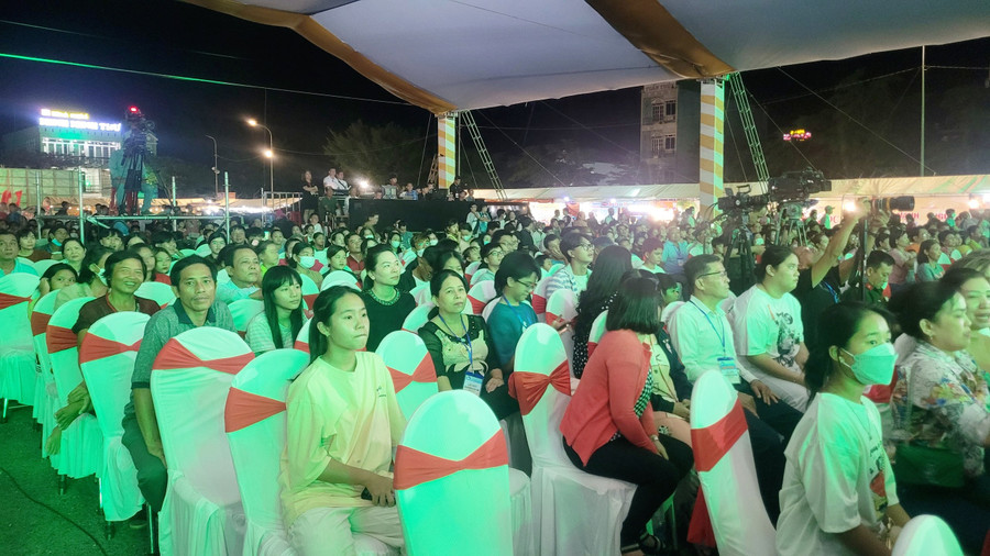 Người dân tham gia lễ khai hội. Người dân tham gia lễ khai hội.