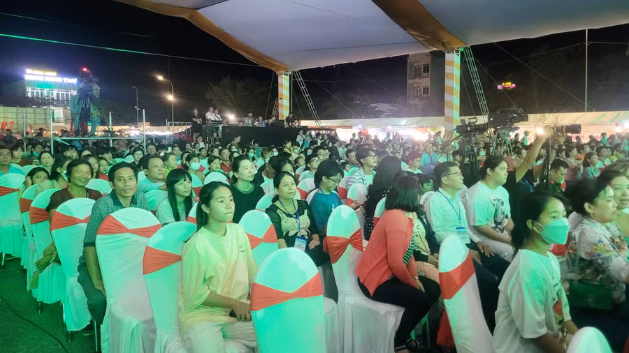 Người dân tham gia lễ khai hội.