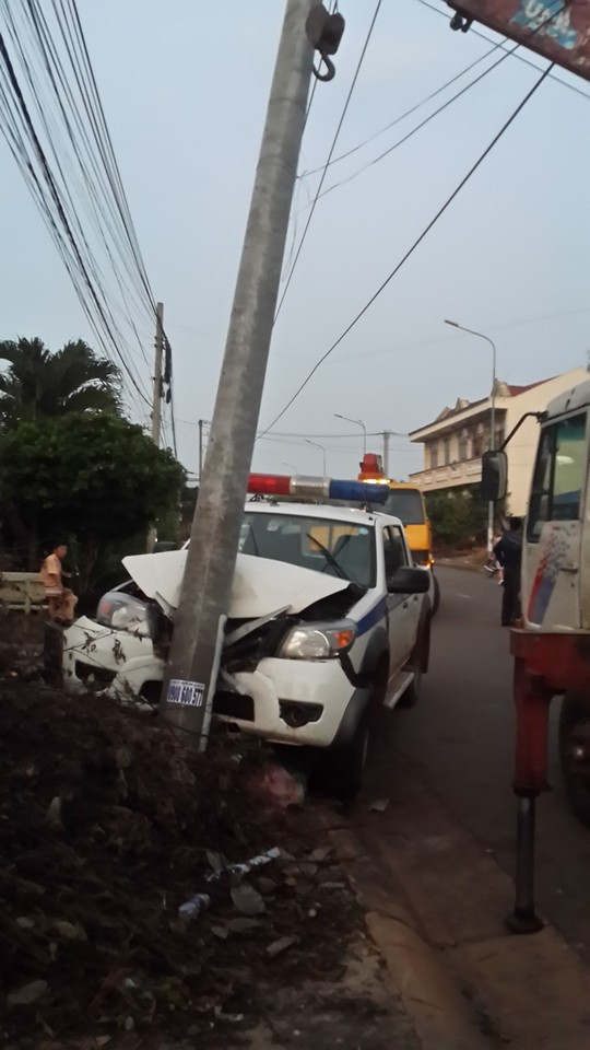 Truy đuổi 2 tên trộm chó, xe CSGT đâm vào cột điện