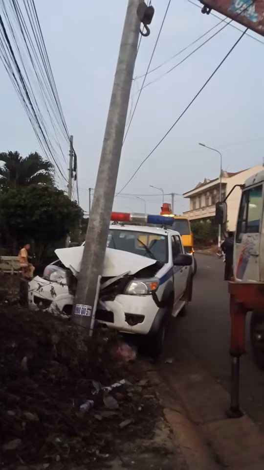 Truy đuổi 2 tên trộm chó, xe CSGT đâm vào cột điện