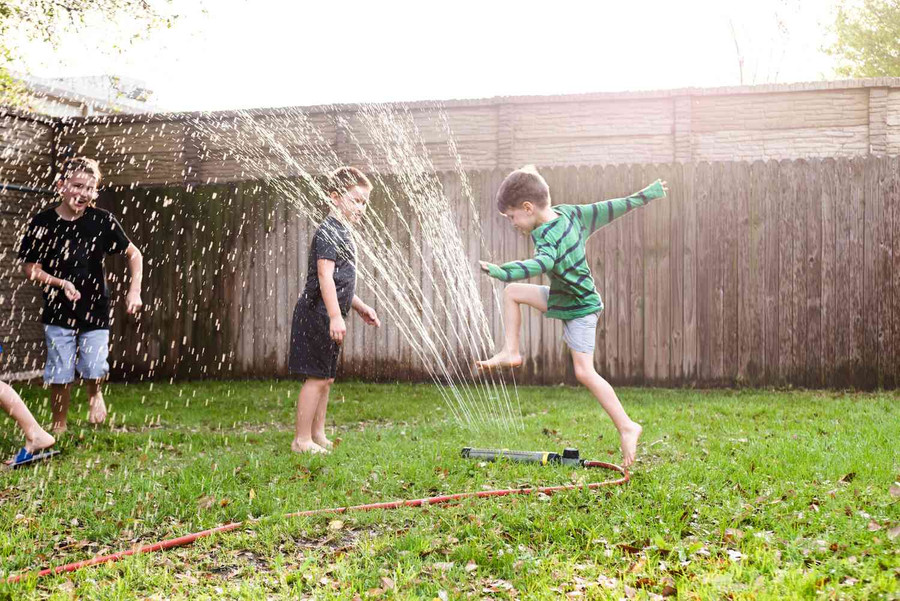 Nghịch nước cũng là một hoạt động thú vị trong hè đối với trẻ. Ảnh: INT Nghịch nước cũng là một hoạt động thú vị trong hè đối với trẻ. Ảnh: INT