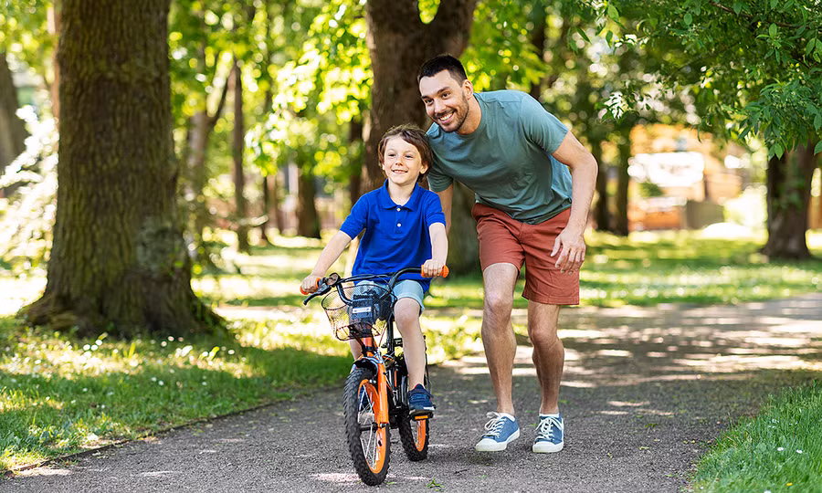 Đạp xe giúp trẻ phát triển thể lực, sự tự tin và tính tự lập. Ảnh: INT