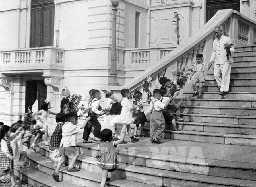 Chủ tịch Hồ Chí Minh đón các cháu thiếu nhi tại Phủ Chủ tịch trong ngày Tết Trung thu năm 1961. Ảnh: TTXVN Chủ tịch Hồ Chí Minh đón các cháu thiếu nhi tại Phủ Chủ tịch trong ngày Tết Trung thu năm 1961. Ảnh: TTXVN